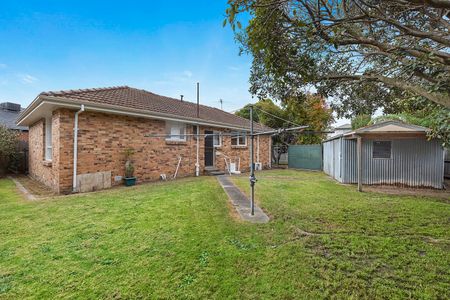 3 Bedroom Family Home in the Valkstone Primary & McKinnon Secondary School Zones! - Photo 2