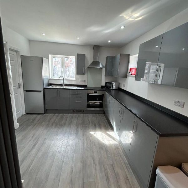 16 Kirkstone Drive- brand new refurb + 40 week contract!Loughborough - Photo 1