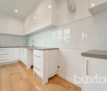 THREE BEDROOM TOWNHOUSE IN GREAT LOCATION! - Photo 4