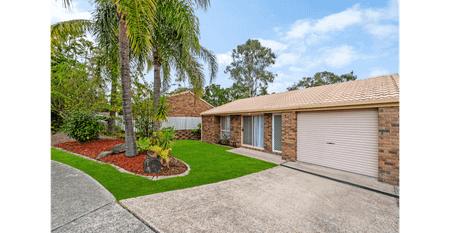 Beautifully renovated single level Villa with good sized yard - Photo 2