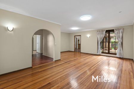 8 McAuley Drive, Rosanna - Photo 2