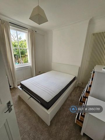 1 bedroom in a house share to rent - Photo 2