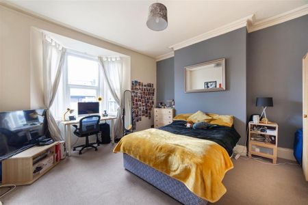 3 bedroom flat to rent - Photo 4