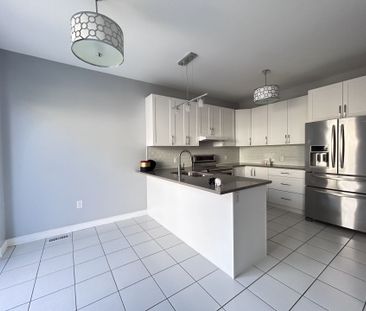 For Lease - 438 Kwapis Boulevard, Newmarket, Ontario - Photo 3