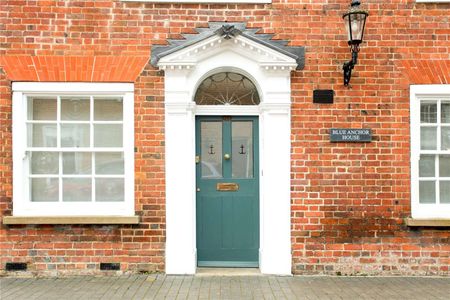 A charming and thoughtfully converted Grade II listed five-bedroom home, formerly the Blue Anchor pub, blending character and modern living in the heart of St Albans. - Photo 5