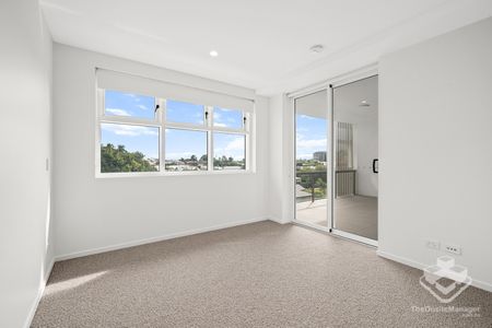Lovely 2 Bedroom Apartment in the heart oof Coorparoo with two carspaces - Photo 2