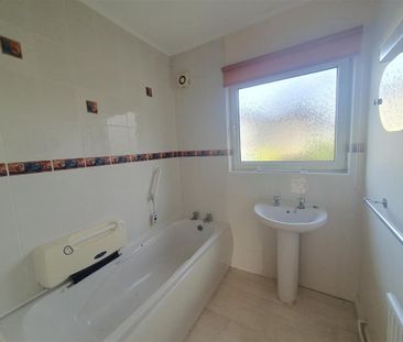 3 bedroom detached bungalow to rent - Photo 3