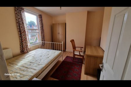 4 Bed Terraced House, City Road, NG7 - Photo 2