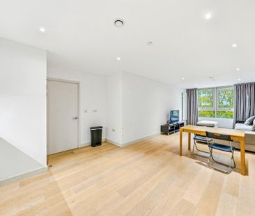 1 bedroom in a flat share to rent - Photo 2