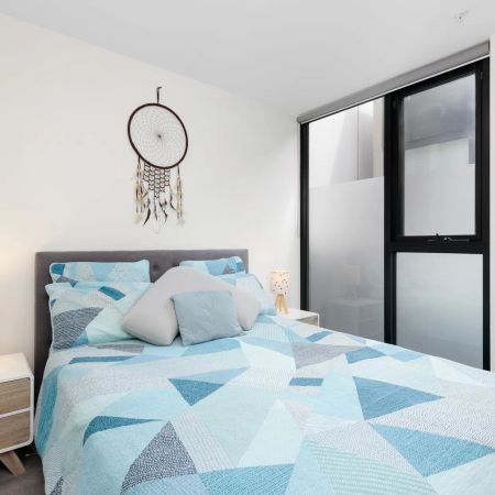 Modern 1-Bedroom Apartment in the Heart of Cheltenham - Photo 2