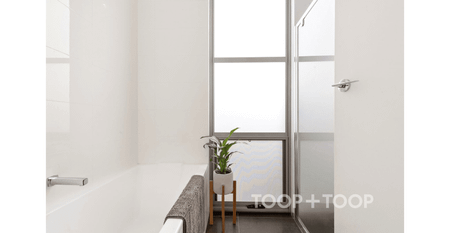 Spacious Villa in the Heart of Mile End! - Photo 4