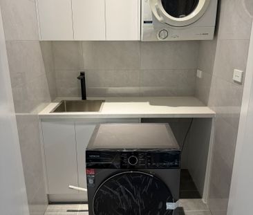 Modern Two-Bedroom Flat with Appliances Included - Photo 6