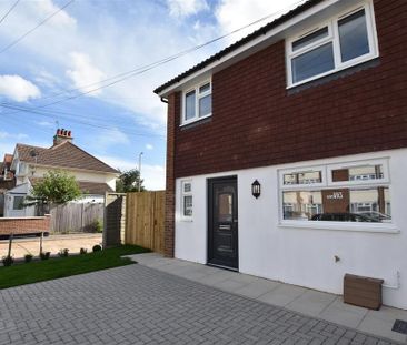 3 bedroom end of terrace house to rent - Photo 3