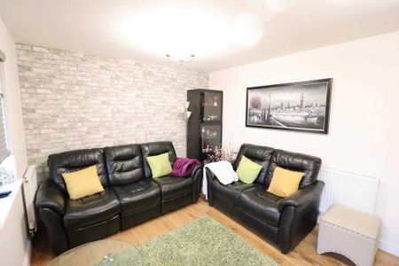 4 bedroom semi-detached house to rent - Photo 3