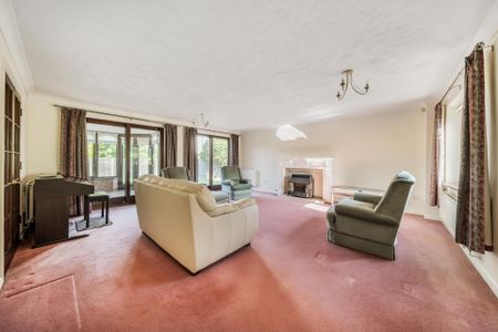 Detached House to rent with 5 bedrooms, Heathcote, Tadworth - Photo 2