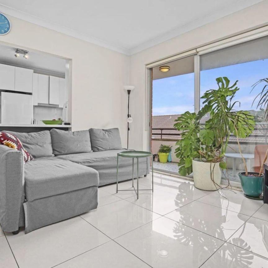 Contemporary Two-Bedroom Apartment in a Peaceful Dulwich Hill Pocket - Photo 1