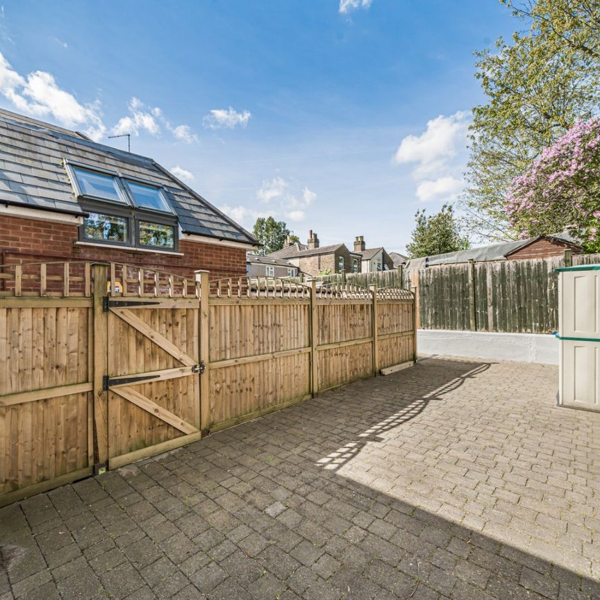 Lodge Lane, London, N12 - Photo 1