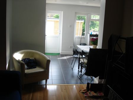 6 Bed Semi-Detached House, St Andrews Road London, E13 - Photo 3