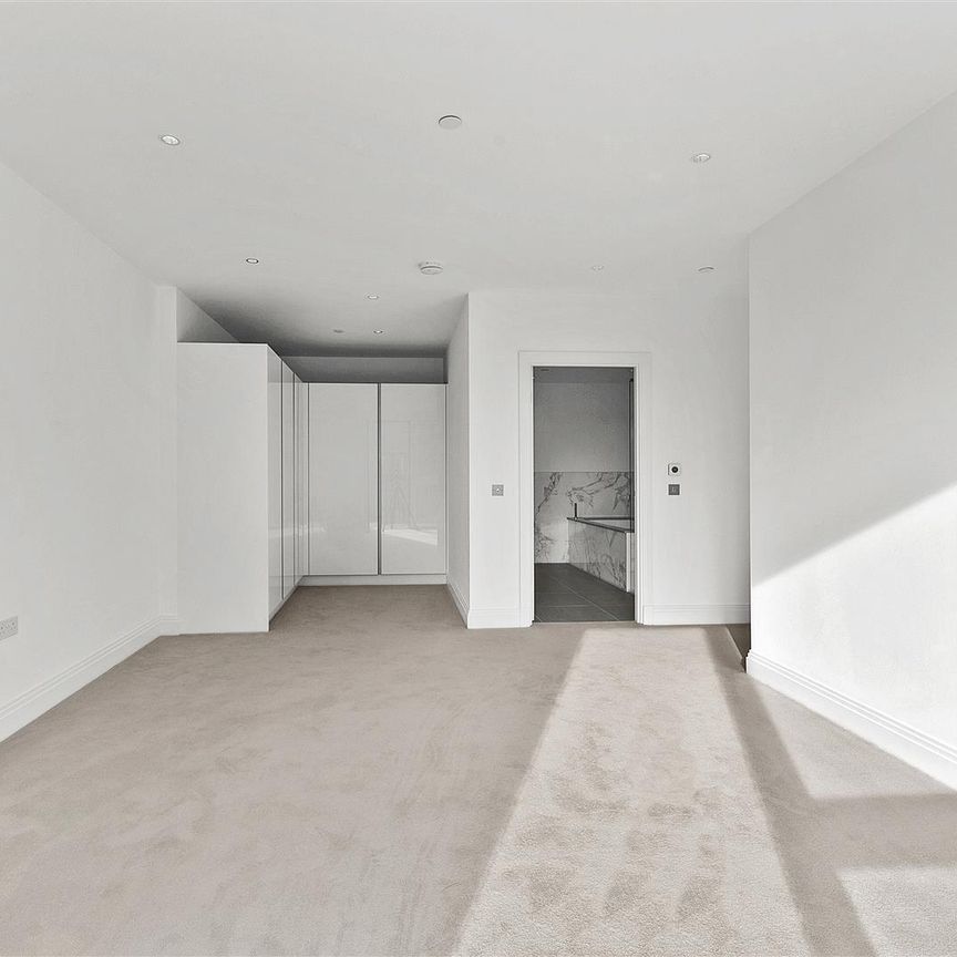 Pinewood Gardens, Teddington, TW11 - Photo 1