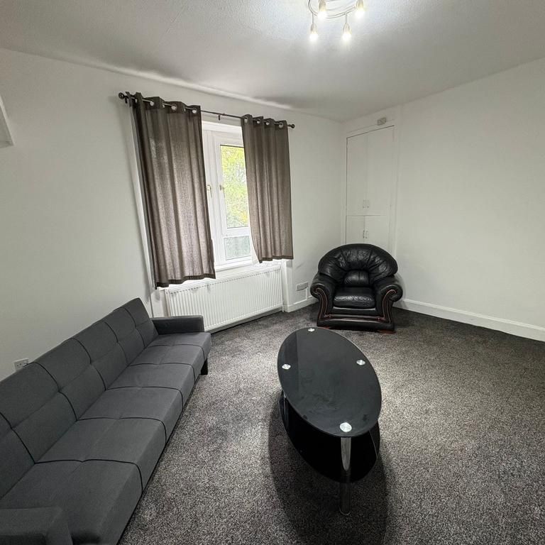 3 bedroom flat to rent - Photo 1