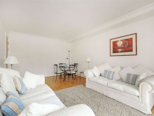 A beautifully appointed 1 bedroom apartment located on the 4th floor of this prestigious development overlooking St Katharine Docks Marina. - Photo 1