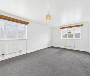 3 bedroom flat to rent - Photo 4
