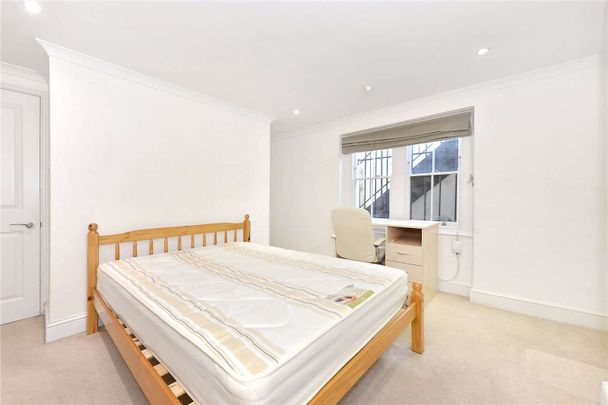 SHARER FRIENDLY - A spacious three bedroom apartment arranged over two floors and set in 935 sq ft, located 0.4 miles to UCL University. - Photo 1