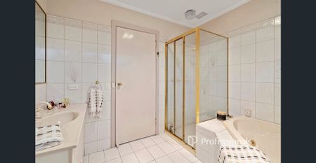 Spacious Family Home in Burwood East - Photo 3