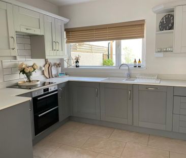 4 bed Semi-Detached - To Let - Photo 6