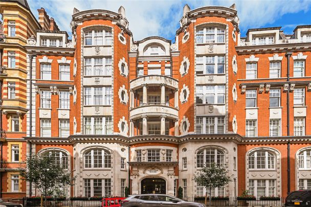 A beautifully refurbished three-bedroom apartment in the heart of Knightsbridge - Photo 1