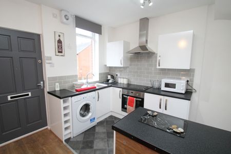 3 Bed - 19 Pennington Street, Woodhouse, Leeds - LS6 2JP - Student - Photo 4