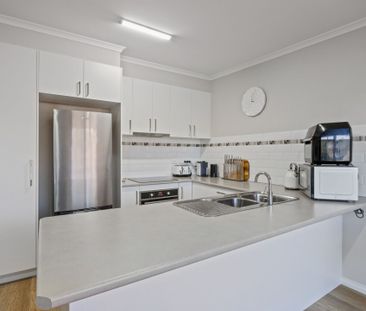 TWO BEDROOM TOWNHOUSE - FULLY FURNISHED ! - Photo 4