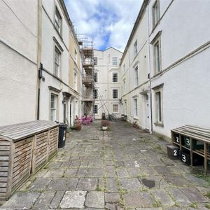 5 Bed Terraced House, James Place, BS8 - Photo 2