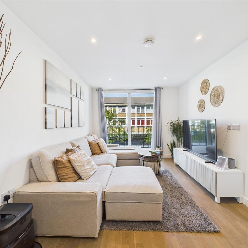 The Broadway, Crawley - Photo 1