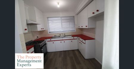 ✨ Freshly Updated Family Home in Prime Eaglevale Location ✨ 3 Bedrooms | 1 Bathroom | Fresh Paint | Brand New Carpets - Photo 3