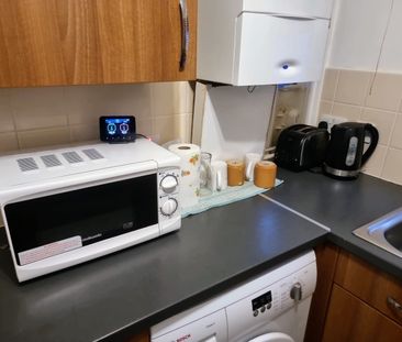 Room in a Shared Flat, Lairdale Close, SE21 - Photo 2