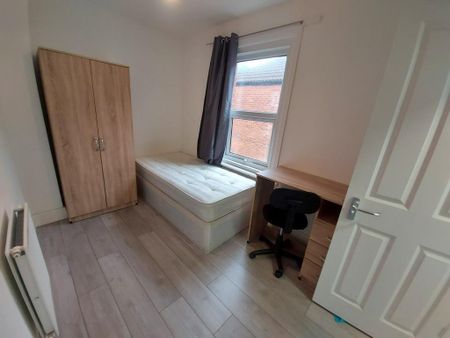 1 bedroom in a house share to rent - Photo 4