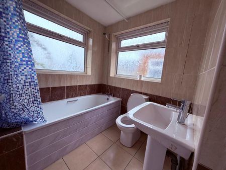 3 Bedroom Mid Terrace For Rent - Photo 3