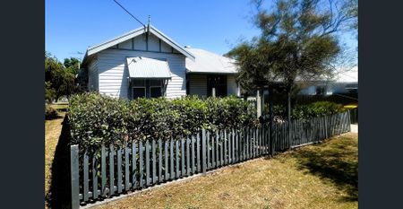 Charming Federation Home in a Quiet, Leafy Location - Photo 4
