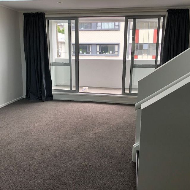 Large 4 Bedroom Apartment - Photo 1