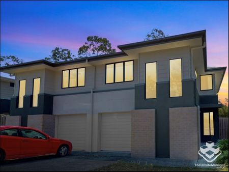 Three bedroom 2 level townhouse - Photo 2