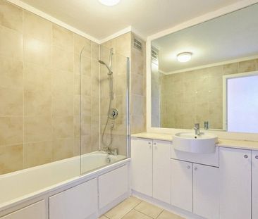 Fulham Road, London - Photo 3