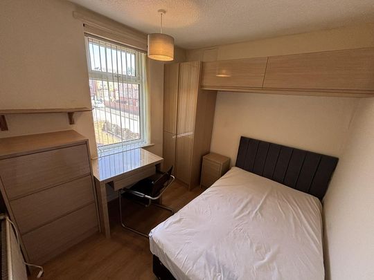 6 bedroom semi-detached house to rent - Photo 1