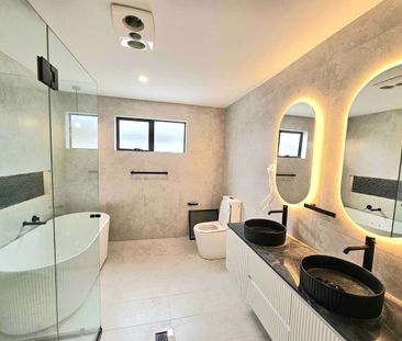 Brand New Home Defines Luxury Living ! - Photo 5