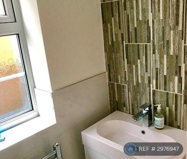 4 bedroom semi-detached house to rent - Photo 4