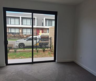 Brand new spacious 4 bedroom Townhouse with 3.5 bath - Photo 1