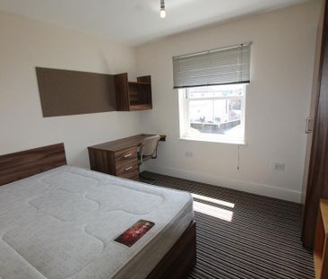 4 bedroom flat to rent - Photo 2