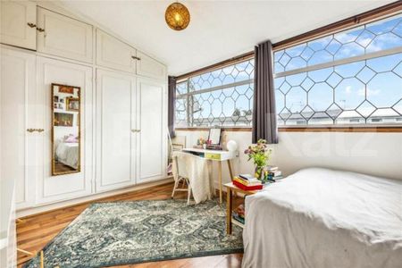 4 bedroom house seconds to the beautiful green spaces of Alexandra park - Photo 3