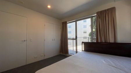 Spacious Apartment with Car Park - Photo 5