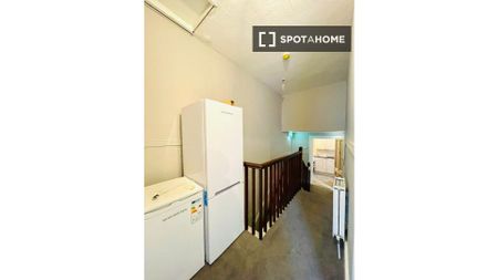 Bed for rent in 2-bedroom apartment in Inchicore, Dublin - Photo 2